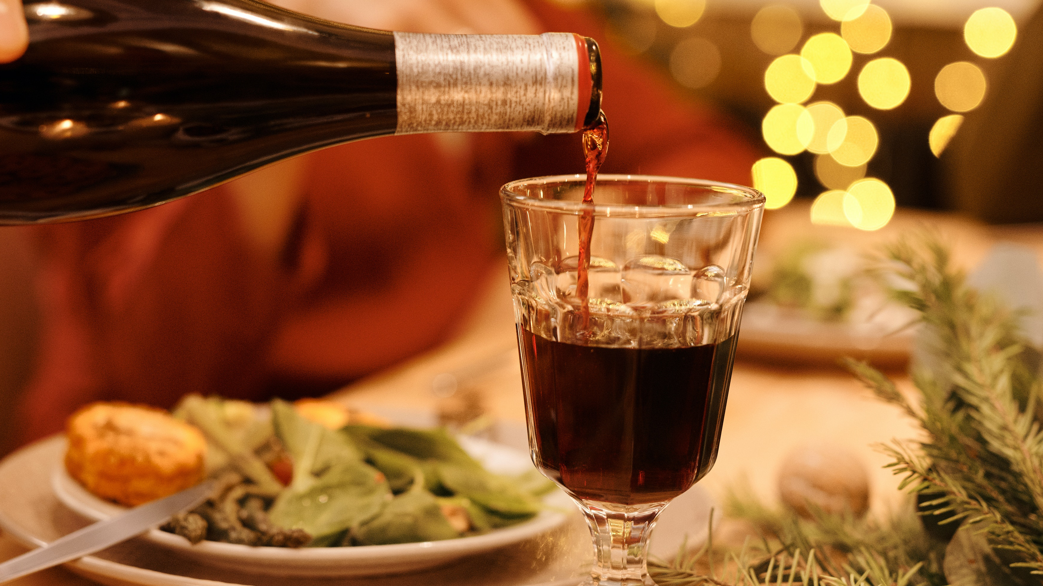 Złote rady na dobre samopoczucie przy świątecznym nadmiarze jedzenia i picia